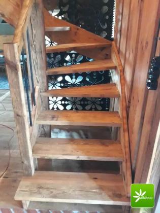 Solide Treppen aus Altholz