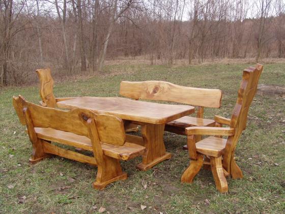 Rustikale Massivholz Tische und Bänke
