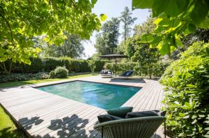 Klassischer Garten mit Swimmingpool
