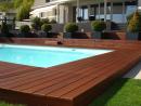 Holzterrasse mit Swimmingpool
