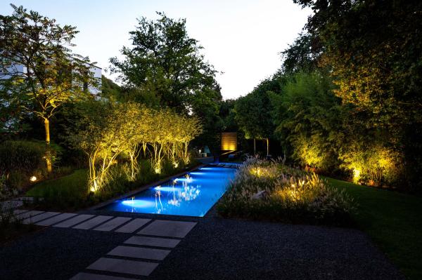 Exklusiver Stadtgarten mit Schwimmteich und Elementen aus Cortenstahl