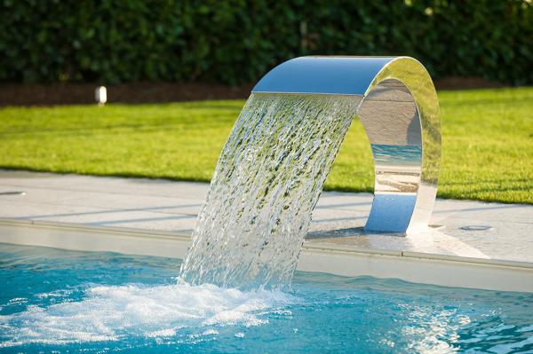 Moderne Gartengestaltung mit Triton Pool