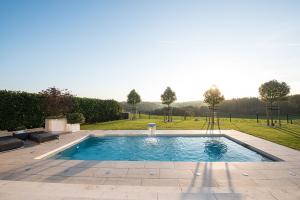 Moderne Gartengestaltung mit Triton Pool