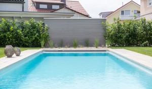 Moderne Gartengestaltung mit Pool